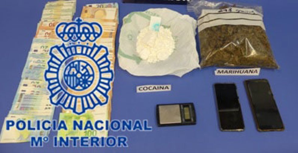 Droga, dinero y otros efectos ocupados a los dos supuestos traficantes.