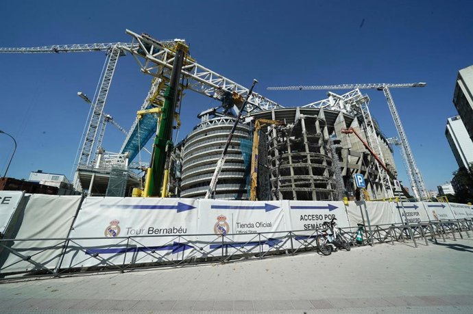 Archivo - Vista general de las obras del Estadio Santiago Bernabéu  