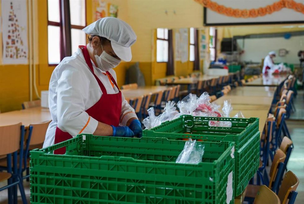 Archivo - Una empleada prepara la comida en el colegio  