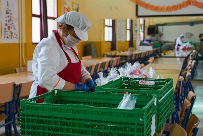 Archivo - Una empleada prepara la comida en el colegio  Ortiz de  Zuñiga,de Sevilla,  que se dan para los niños desfavorecido que iban a los comedores escolares. Sevilla a 23 de marzo del 2020