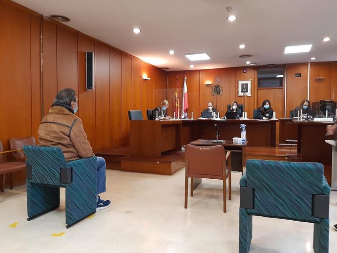 Archivo - El condenado por abusar sexualmente del compañero de habitación del psiquiátrico en el que estaban internados durante el juicio