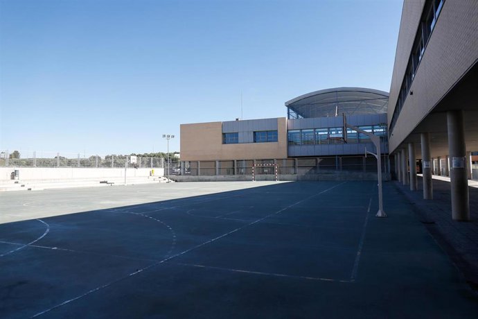 Archivo - Cancha de baloncesto y pista de fútbol en el patio de un colegio