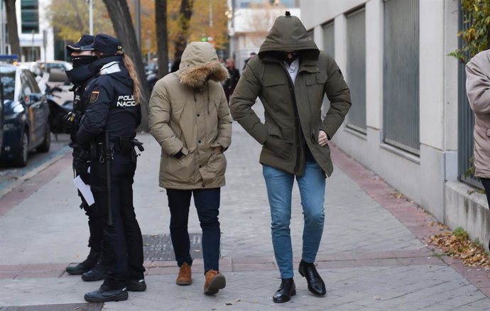 Varios de los acusados a su llegada al juicio por la reyerta que acabó con la muerte el 30 de noviembre de 2014  de Francisco Javier Romero, conocido como 'Jimmy'.