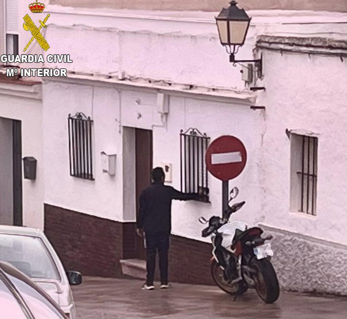 Un comprador en el punto de venta de droga desarticulado en Algodonales.