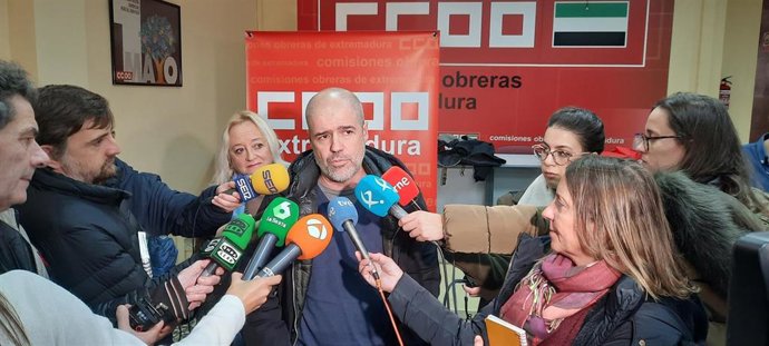 El secretario confederal de CCOO, Unai Sordo, atiende a lo medios de comunicación en Badajoz.