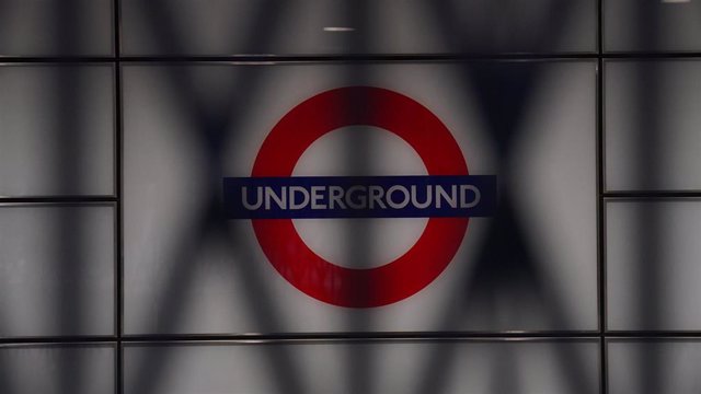 Archivo - Símbolo del metro de Londres