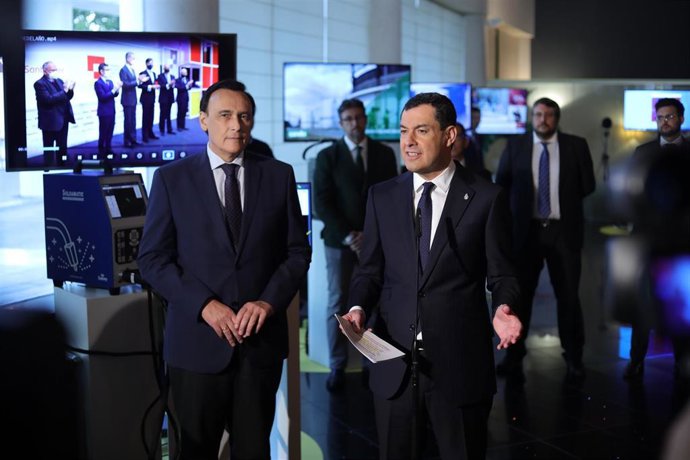 El consejero de Universidad, José Carlos Gómez Villamandos, y el presidente de la Junta de Andalucía, Juanma Moreno, este viernes durante su atención a los medios.