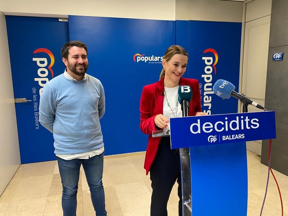 La presidenta del PP, Marga Prohens, y el presidente del comité de alcaldes, Gerard Perelló.