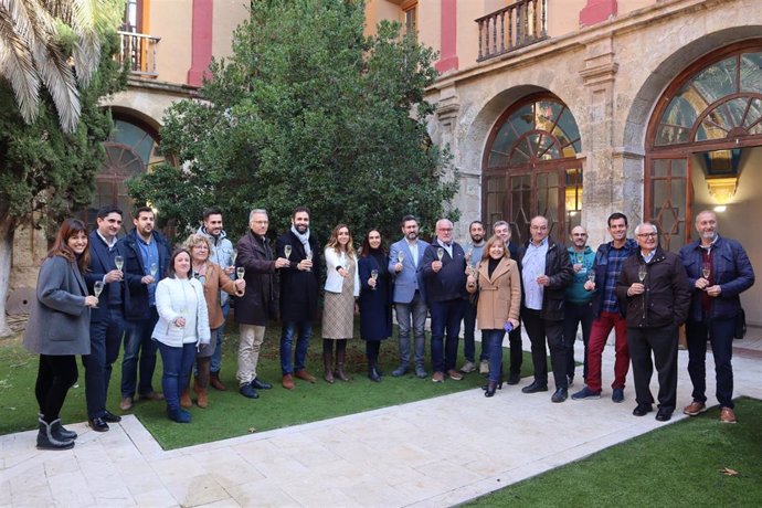 La consellera de Agricultura, Isaura Navarro, ha celebrado junto con con representantes del 'Cava de Requena' la reciente sentencia del TSJ que avala el derecho del cava valenciano a utilizar el término 'Requena'