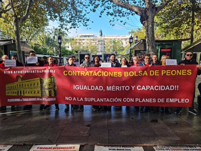 IU apoya las reivindicaciones que viene haciendo la Plataforma de Trabajadores del Ayuntamiento en la Plaza Nueva.