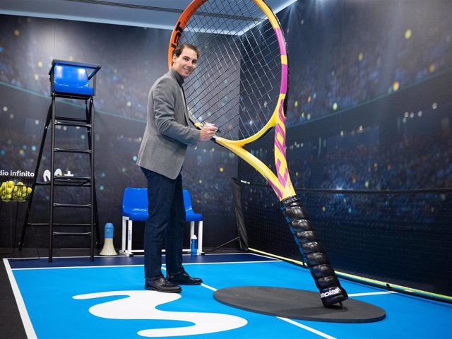 Rafa Nadal ha sido el primer visitante en conocer la Navidad en la flagship de Movistar en Madrid