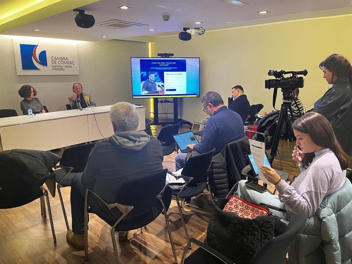 Pilar Escaler y Antoni Zorzano durante la presentación del pla de recuperación de Ucrania.