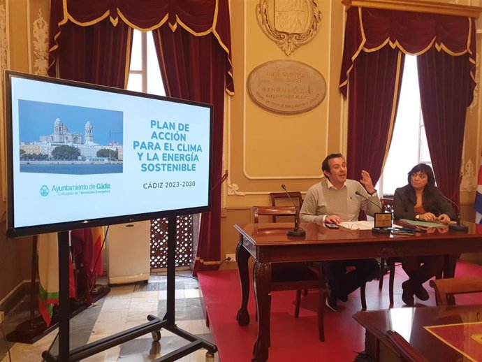 El alcalde de Cádiz presentando el Plan Paces.