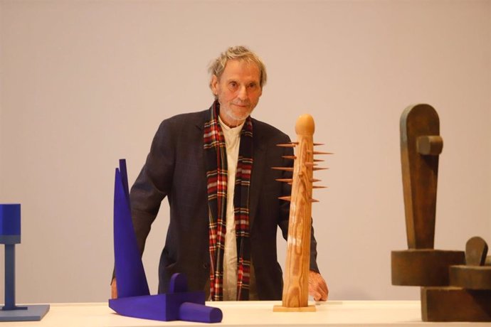 El artista Miquel Navarro, junto a obras que forman parte de su exposición 'Dominio y sueño' en el CAC Málaga