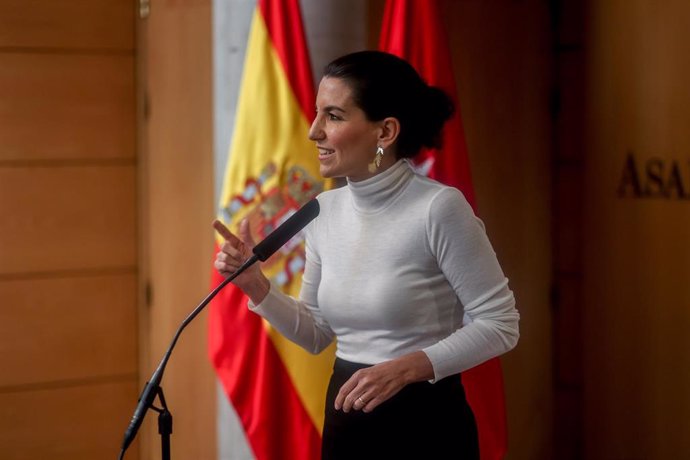 La portavoz de Vox en la Asamblea de Madrid, Rocío Monasterio, interviene en rueda de prensa en una sesión plenaria en la Asamblea de Madrid, a 17 de noviembre de 2022, en Madrid (España). El Pleno de la Asamblea de Madrid pone el foco en la sanidad mad