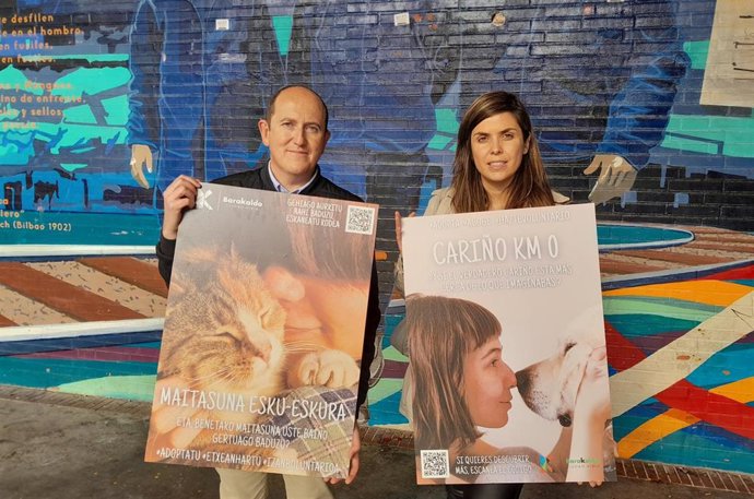 Carlos Fernández y Alba Delgado con carteles de la campaña