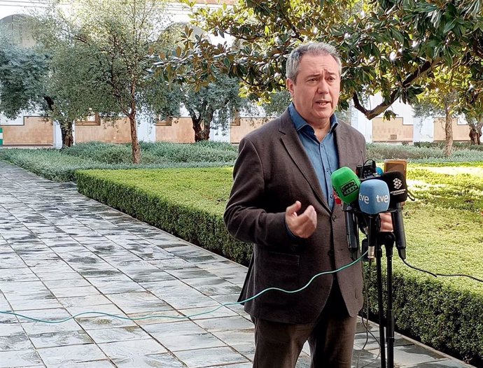 El secretario general del PSOE-A, Juan Espadas, en una atención a medios en el Parlamento andaluz.