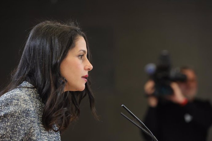 La presidenta de Cs, Inés Arrimadas, ofrece una rueda de prensa sobre actualidad política, en el Congreso de los Diputados, a 16 de diciembre de 2022, en Madrid (España). 