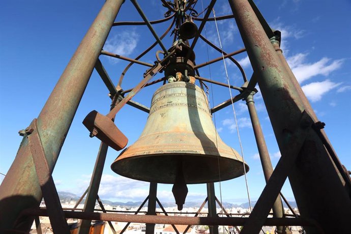 La campana del reloj d'en Figuera en su puesta a punto, en la plaza de Cort, a 16 de diciembre de 2022, en Palma 