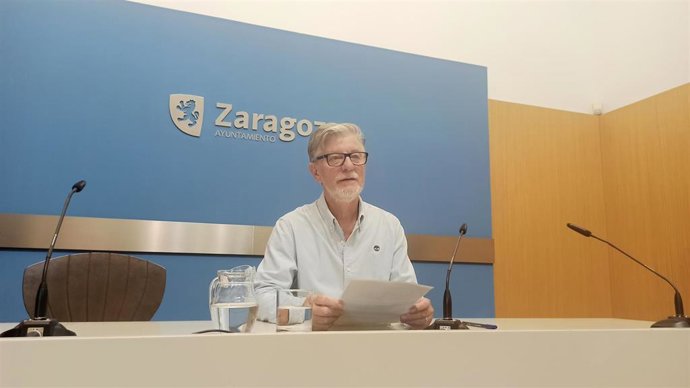 Archivo - El portavoz de Zaragoza en Común en el Ayuntamiento de la capital aragonesa, Pedro Santisteve.