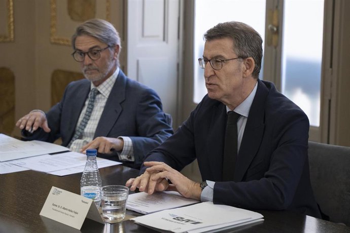 El presidente del PP, Alberto Núñez Feijóo (d), preside la Reunión del Jurado del XXXI Premio de Convivencia, a 16 de diciembre de 2022, en Valencia, Comunidad Valenciana (España). El galardón está destinado a reconocer el comportamiento cívico de aquel