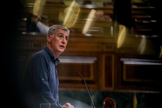 Archivo - El diputado de EH Bildu Oskar Matute interviene durante una sesión plenaria, en el Congreso de los Diputados