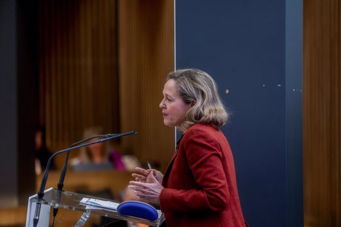 La vicepresidenta primera y ministra de Asuntos Económicos y Transformación Digital, Nadia Calviño, interviene durante la entrega de los premios 'Autónomo del año' en la sede la CEOE, a 16 de diciembre de 2022, en Madrid (España). La Federación Nacional