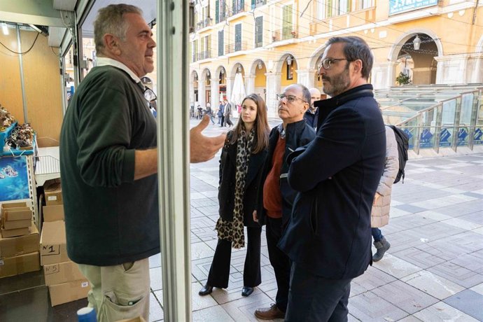 El alcalde de Palma, José Hila, durante su visita a los puestos de los mercadillos de Navidad.