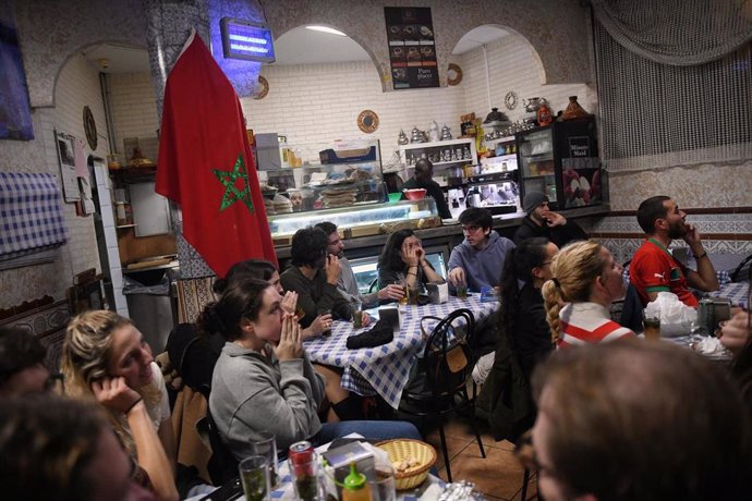 Aficionados marroquíes tras perder el partido de la segunda semifinal del  Mundial de Qatar 2022 en un bar de Lavapiés, a 14 de diciembre de 2022, en Madrid (España)