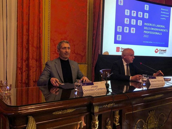 Presentación del informe con el conseller de Educación la Generalitat, Josep Gonzlez-Cambray, y el presidente del Consell General de Cambres de Catalunya, Jaume Fbrega.