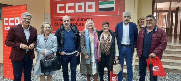 Unai Sordo junto a dirigentes de CCOO Extremadura en el aniversario.