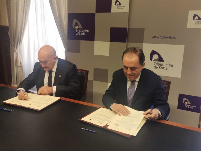 Carnero (izda) y Serrano firman en Soria el convenio del Fondo de Cohesión Territorial.
