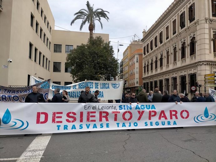 Imagen de la concentración de los regantes a las puertas de la Delegación del Gobierno