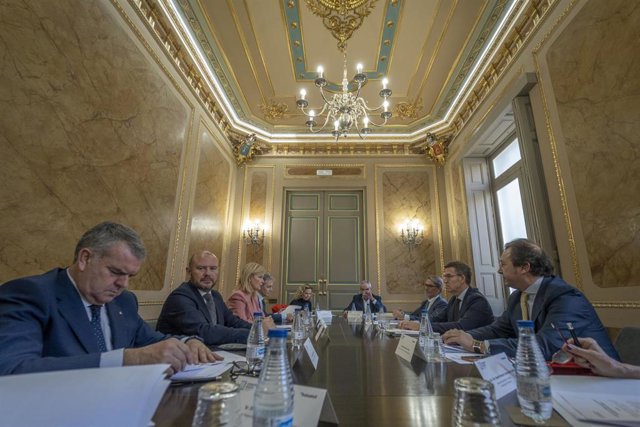 El presidente del Partido Popular, Alberto Núñez Feijóo (2d), durante la Reunión del Jurado del XXXI Premio de Convivencia, a 16 de diciembre de 2022, en Valencia
