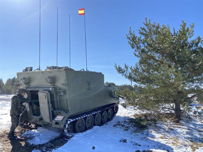 Archivo - Militar español miembro del contingente desplegado en Letonia