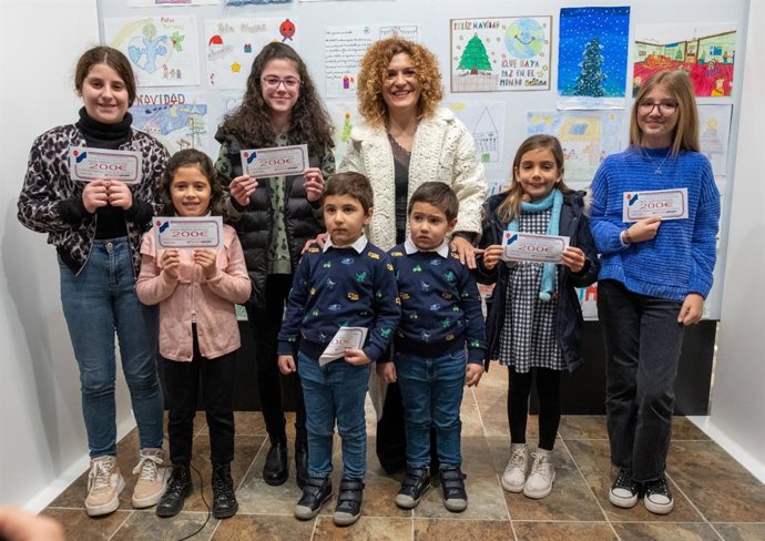 La presidenta de la Diputación, María Eugenia Limón, con los ganadores del Concurso de Dibujos Navideño.