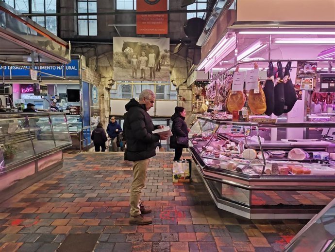 El portavoz del PRC en el Ayuntamiento de Santander, José María Fuentes-Pila, en un mercado de abastos
