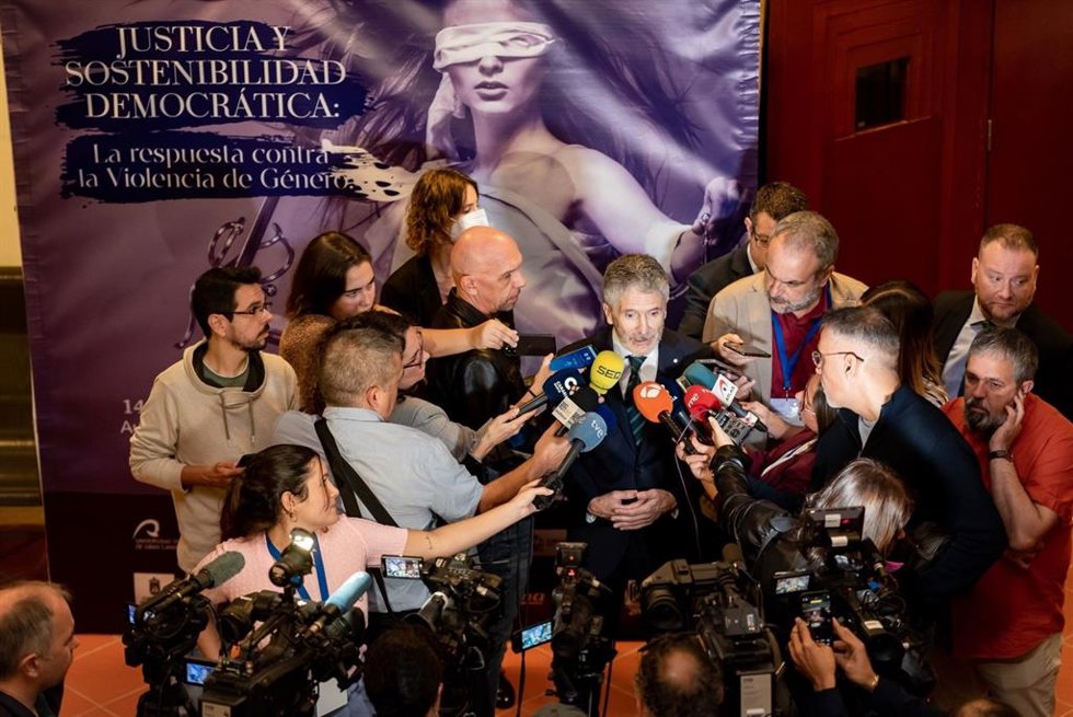 El ministro de Interior, Fernando Grande-Marlaska, atendiendo a los periodistas tras participar en el II Congreso 'Justicia y Sostenibilidad Democrática: la respuesta contra la violencia de género'