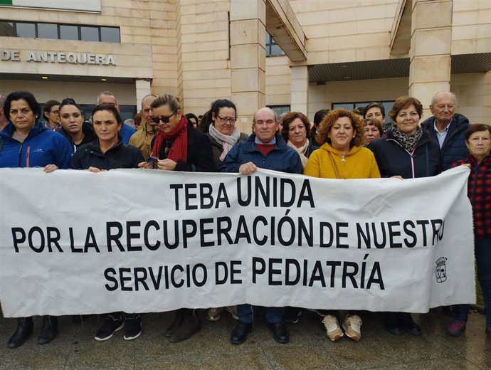 El alcalde de Teba, Cristóbal Corral, al frente de una acción para reinvidicar la restitución total del servicio de pediatría en su municipio.