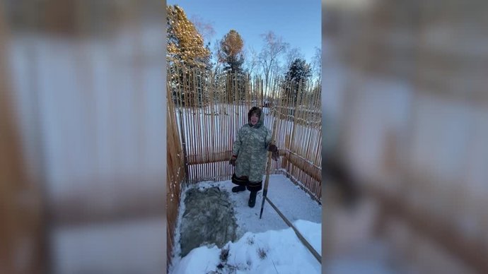La curiosa técnica para pescar en el el agua congelada en invierno