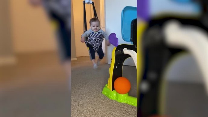 Este pequeño divierte a las redes jugando al fútbol con sólo dos años