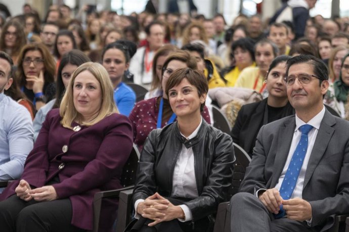 La ministra de Política Territorial y portavoz del Gobierno, Isabel Rodríguez, y el presidente de la Diputación de Ciudad Real, José Manuel Caballero, en la clausura del programa 'Promueve VI'.