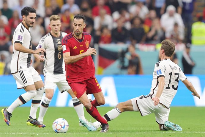 Sergio Busquets regatea a Thomas Müller durante el España-Alemania del Mundial de Catar