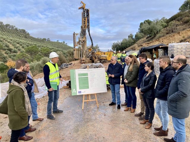 Visita a las obras en la vía forestal Transversal de Las Villas.