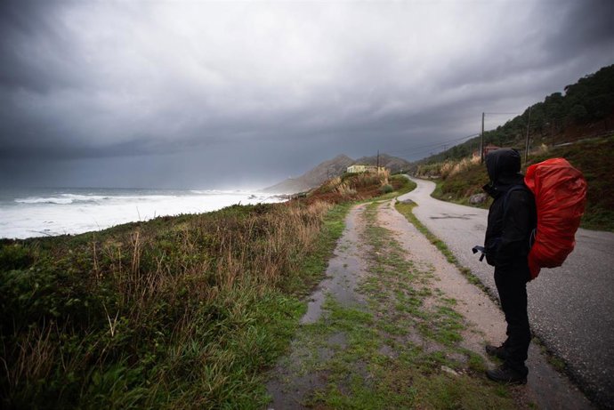 Archivo - Un peregrino francés realiza el Camino de Santiago, a pesar del temporal, en la zona de Santa Maria de Oia hasta Cabo Silleiro, a 20 de octubre de 2022, en Pontevedra, Galicia, (España). La borrasca Armand es la primera de gran impacto de la t