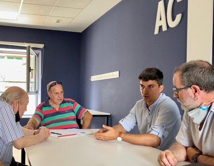 El portavoz del PSOE en el Ayuntamiento de Santander, Daniel Fernández, en una reunión con miembros de la Federación Cántabra de Asociaciones de Vecinos