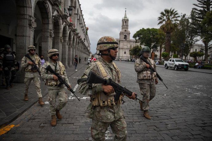 14 December 2022, Peru, Arequipa: Military personnel patrol the Plaza de Armas. The Peruvian government has declared a state of emergency across the country in the face of increasingly violent protests against the ouster of President Castillo. Photo: De