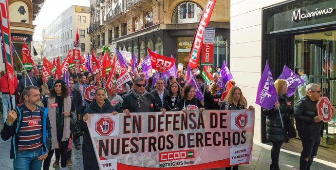 Pasacalles de trabajadores contra la apertura "indiscriminada" de domingos y festivos en el comercio.