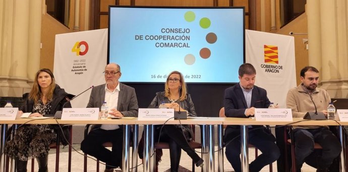 La consejera de Presidencia, Mayte Pérez, preside el Consejo de Cooperación Comarcal