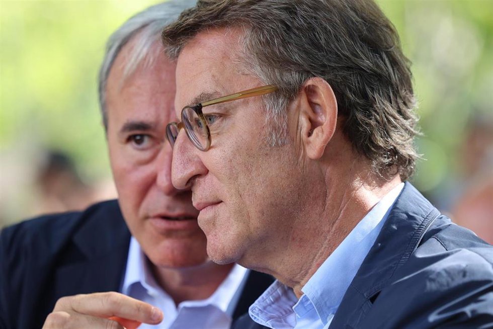 Archivo - El presidente del PP de Aragón y alcalde de la ciudad, Jorge Azcón (i) y el presidente del Partido Popular, Alberto Núñez Feijóo (d), durante la clausura del acto Los problemas de las familias en el inicio del curso escolar, a 1 de septiembr